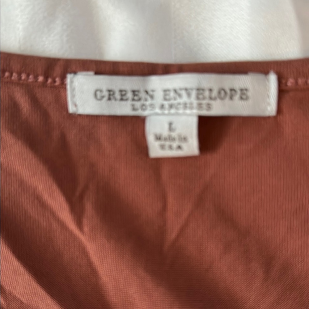 Green Envelope Mauve Short Sleeve Top with Tie Details - Picture 6 of 6